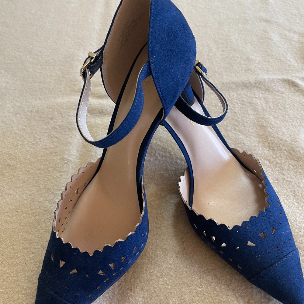Beautiful Never Worn Navy Heels